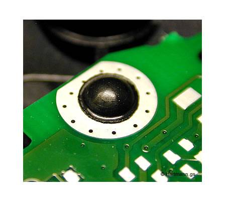 Typische Kunststoff-Leiterplatten Verstemmung. Kunststoffdome fixieren eine Leiterplatte in einem Kunststoff Bauelement. Material PA6-GF30. Domdurchmesser ca. 3,2mm