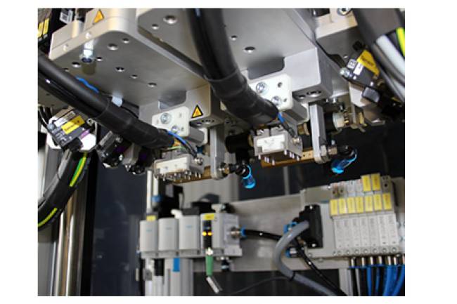 Doppel-Heißverstemmsystem mit Schiebetisch