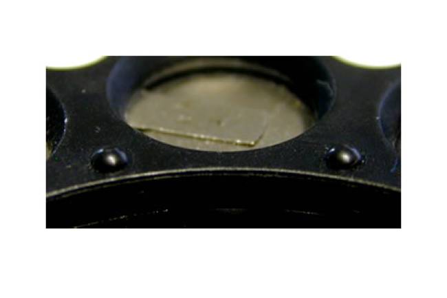 Fixierung eines Kunststoffdeckels auf einem Trägerrahmen.