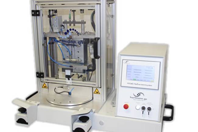 Heißverstemmsystem als Tischgerät.