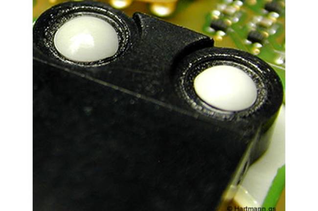 Heißverstemmanwendung zur Fixierung von Deckeln auf Kunststoffpins.