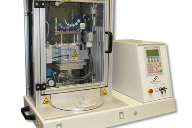 Heißverstemmsystem mit Drehteller: Effiziente Fixierung von Kunststoffbauteilen.