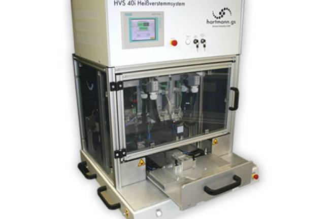 Effizientes Heißverstemm-Produktionssystem mit integrierter Prozessüberwachung.