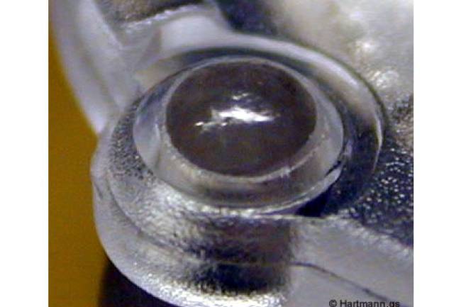 Heißverstemmen von PA6-Deckeln auf Pins: Präzise Fixierung und Materialeigenschaften.