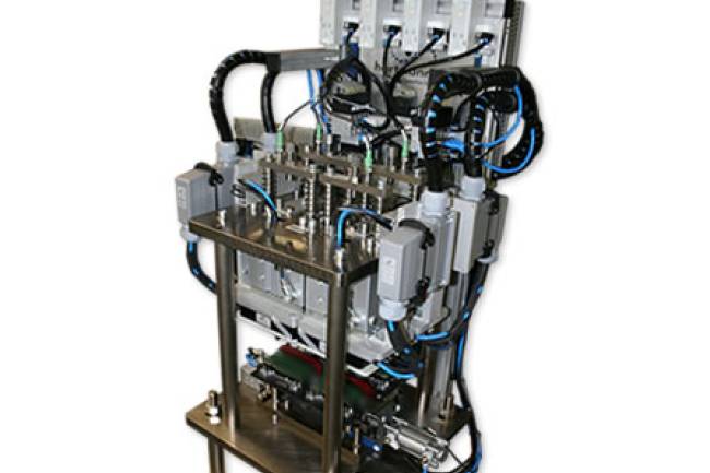 Integrierbare Heißverstemmzelle mit vier unabhängigen Heißverstemmköpfen und präziser Prozessüberwachung.