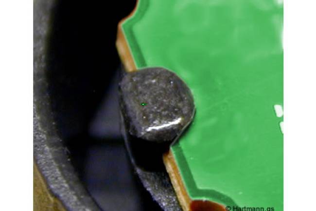 Effiziente Heißverstemmanwendung zur Fixierung von Leiterplatten in Kunststoff-Bauelementen.