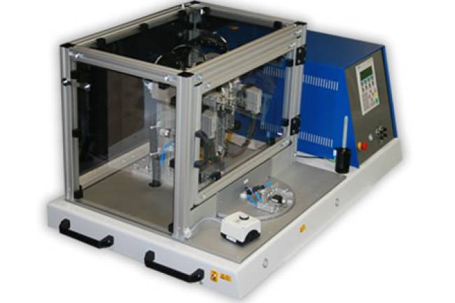 Hochpräzises Standalone Heißverstemmsystem mit Drehteller für Vielseitige Kunststoffverbindungen.