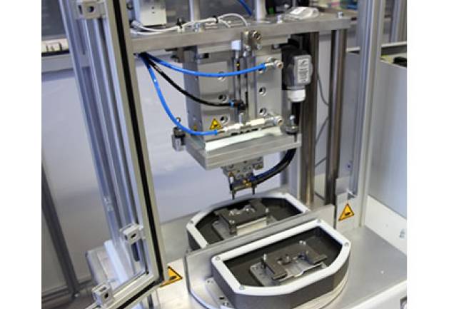 Effiziente Verstemmung durch den Einsatz eines Doppel-Heißverstemmkopfs.